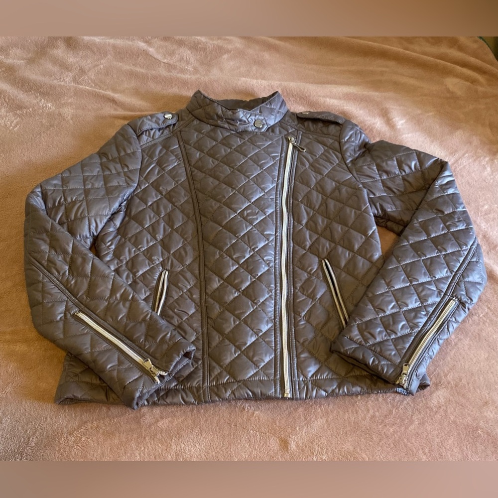 Kenneth Kole Women Gray QUILTED
ASYMMETRIC ZIPPER PUFFER
JACKET SIZE Medium